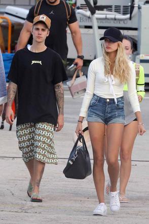 Justin Bieber i Hailey Baldwin na lotnisku