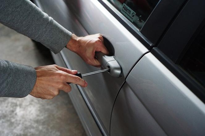 Jak zabezpieczyć auto przed kradzieżą? Sprawdzone rady policjantów