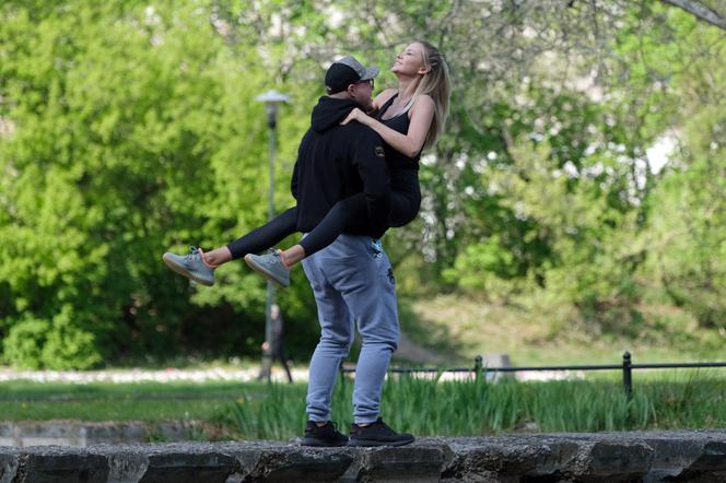 Ola Ciupa boksuje i całuje na spacerze