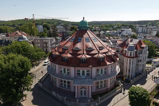 Pudrowy róż powrócił do Międzyzdrojów. W przedwojennym pensjonacie powstały 52 apartamenty. Spojrzeć na morze jak 150 lat temu