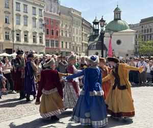 Polonez wiosenny na Rynku Głównym w Krakowie