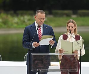 Pierwsz Narodowe Czytanie z Martą Nawrocką. Zadała szyku nietypową stylizacją! 