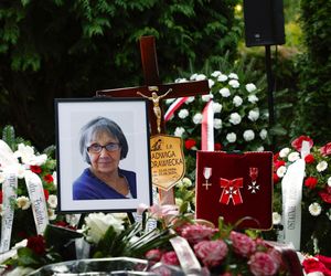 Tak wygląda grób matki Morawickiego, morze kwiatów
