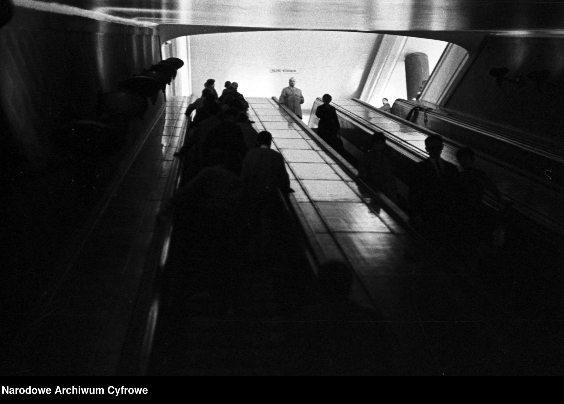 Trasa W-Z w Warszawie. Ruchome schody i radziecka tablica sterująca - zdjęcia