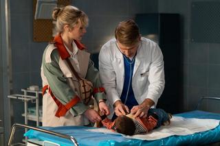 Na dobre i na złe, odc. 890: Maks Beger (Tomasz Ciachorowski), Gloria (Aleksandra Grabowska), Mojżesz (Lockey Ndhlovu)