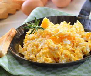 Jak zrobić idealną jajecznicę? Z tym składnikiem będzie puszysta i lekka 