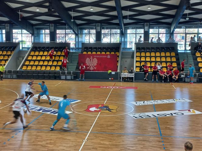 Na co dzień ratują, a dziś grają. Strażacka rywalizacja na parkiecie w Lesznie