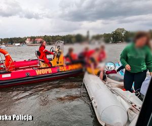 Dramat na jeziorze Sławskim: Gwałtowny wiatr przewrócił żaglówki z dziećmi!