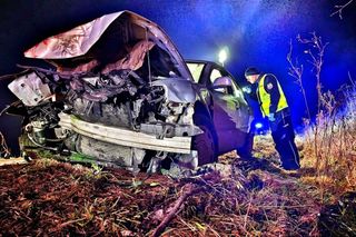 Rozbity volkswagen porzucony na drodze. Policja szuka uciekiniera!