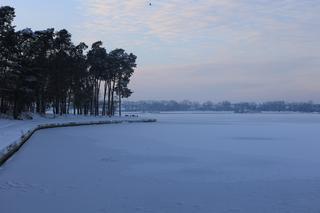 Zimowy Zalew Zemborzycki o zachodzie słońca. Na tafli wody jest już pierwszy lód! 