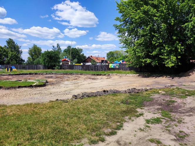 ZOBACZ ZDJĘCIA z postępów budowy toru pumptrack nad zalewem Muchawka