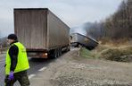 Wypadek w Lipowicy. Strażnicy graniczni z Sanoka wyciągnęli człowieka z płonącej ciężarówki