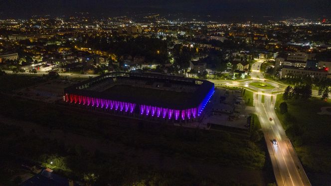 Test iluminacji elewacji stadionu w Nowym Sączu 