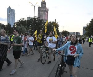 Przeszli przez Warszawę w piżamach i kapciach. Krzyczeli Chcemy spać!