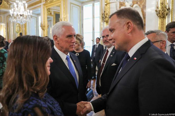 Prezydent Andrzej Duda ucztuję Mikiem Pencem