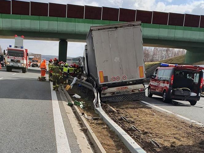 Wystrzał opony w ciężarówce na A4