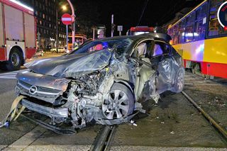 Groźny wypadek w Warszawie. Samochód i dwa tramwaje rozbite. Jeden z nich się wykoleił