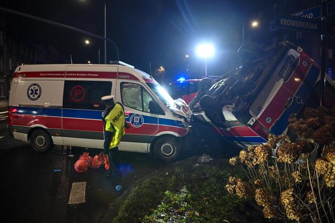 Poważny wypadek dwóch karetek w centrum Krakowa. Jeden kierowca w szpitalu [ZDJĘCIA]