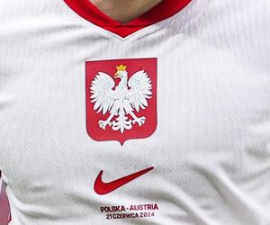 Polskie godło sponiewierane po meczu Polska - Austria. Zbezczeszczono symbol narodowy. Granice zostały przekroczone