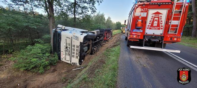 Słodki transport w rowie. Niedaleko Góry tir z cysterną czekolady wpadł do rowu