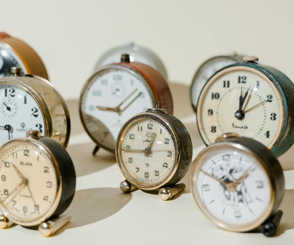 Zmiana czasu z letniego na zimowy 2025. Zegarki cofamy wcześniej niż ostatnio!