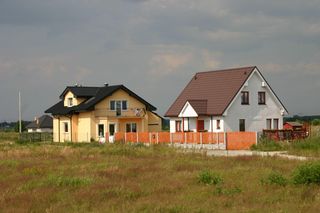 Przekroczenie granicy działki przez budynek to spory kłopot. Co grozi za naruszenie granicy działki?