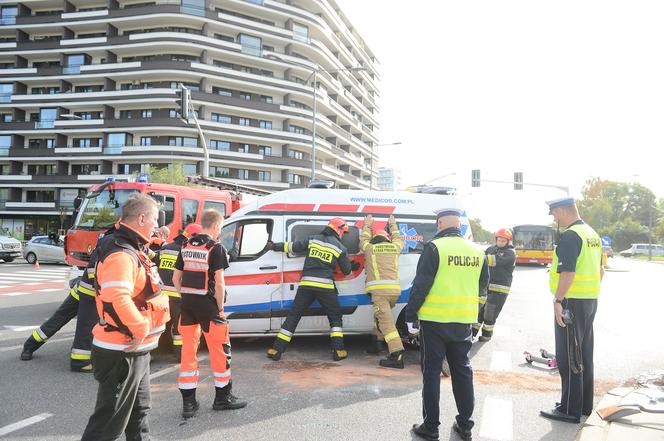 Wypadek karetki na skrzyżowaniu ulic Bukowińskiej i Wilanowskiej