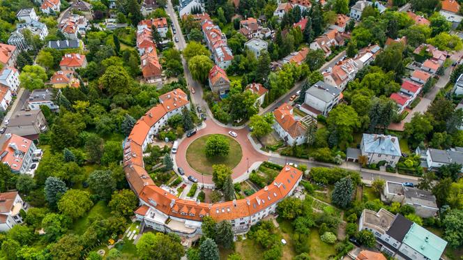 Warszawski Plac Słoneczny powstał jako zegar - godzinę miało pokazywać drzewo po środku. Zobacz zdjęcia małego osiedla