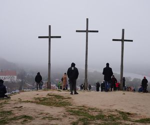 Mglisty Kazimierz Dolny w obiektywie. Miasteczko nad Wisłą przyciąga turystów nawet późną jesienią