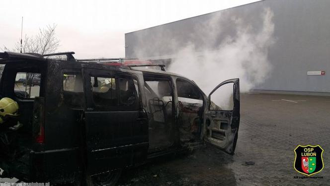 Pożar samochodu na parkingu przy ul. Poznańskiej w Komornikach