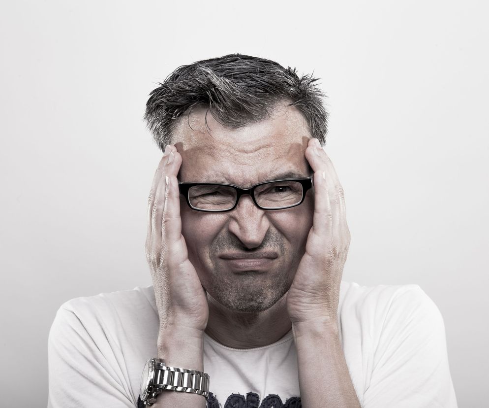 Zakrzepowe zapalenie zatoki esowatej objawia się m. in. gorączką, gwałtownymi dreszczami i silnym bólem ucha zajętego chorobą.