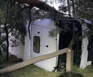 Toyota zmiażdżona przez ciężarówkę! 65-latka nie miała żadnych szans