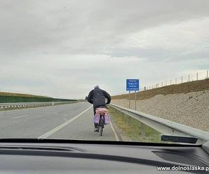 Jechał drogą ekspresową S3 na rowerze. Twierdził, że chce sobie skrócić podróż