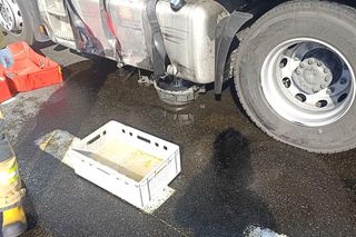 ​Wielki wyciek oleju po zderzeniu osobówki z ciężarówką na DK12 we Wschowie [ZDJĘCIA]