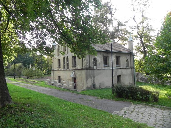 To najpiękniejszy taki pałac w Małopolsce. Jego historia wiąże się z mistyfikacją