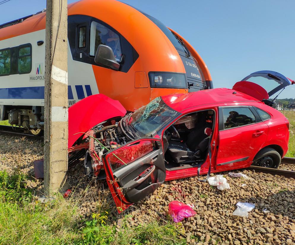 Zderzenie samochodu osobowego z pociagiem na niestrzezonym przejezdzie kolejowym