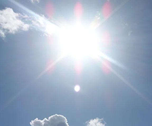 IMGW wydało ostrzeżenia. Temperatura skoczy do 33 stopni