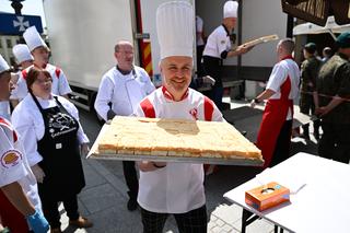 Gigantyczna kremówka w Rzeszowie gotowa. Porcji wystarczy dla każdego!