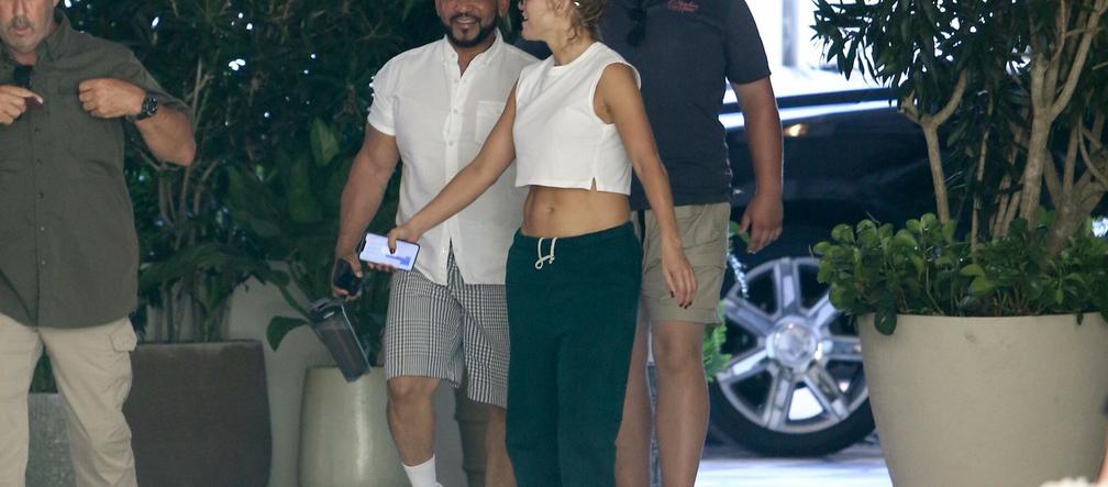 Jennifer Lopez z płaskim brzuchem
