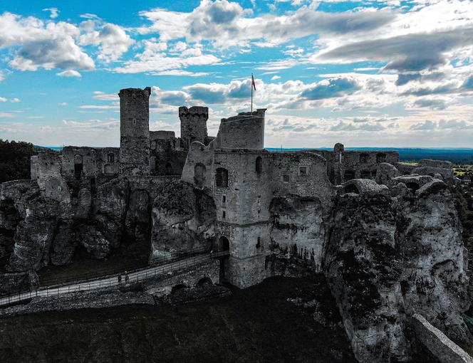 Zamek Ogrodzieniec. Tajemnicza warownia na mapie Polski