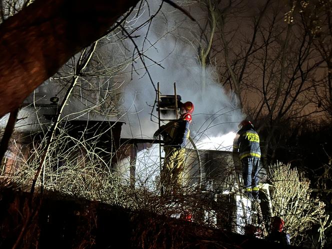 Tragiczny pożar domu na Mokotowie. Strażacy znaleźli zwłoki mężczyzny