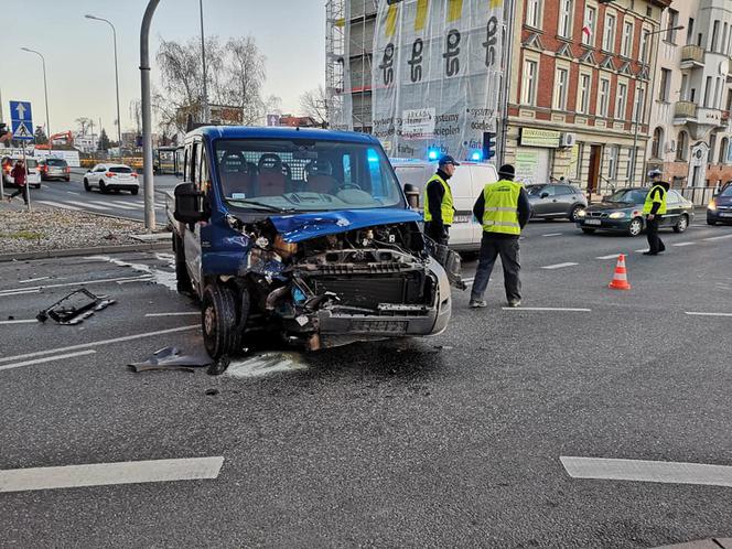 Groźny wypadek na skrzyżowaniu ul. Jagiellońskiej z Ogińskiego! Dwie osoby trafiły do szpitala! [ZDJĘCIA]