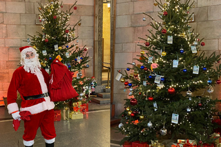 W Pałacu Kultury i Nauki stanęła już wyjątkowa świąteczna choinka. Zdjęcia robią wrażenie