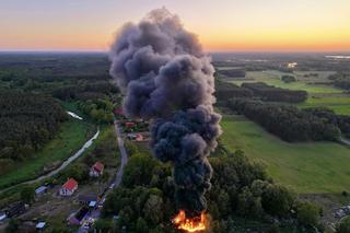 Kłęby czarnego dymu nad okolicą