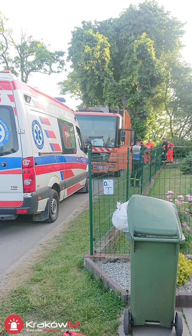 Okropna tragedia pod Krakowem. Mężczyzna został zgnieciony przez śmieciarkę