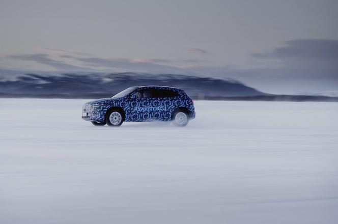 Elektryczny Mercedes-Benz EQA podczas zimowych testów