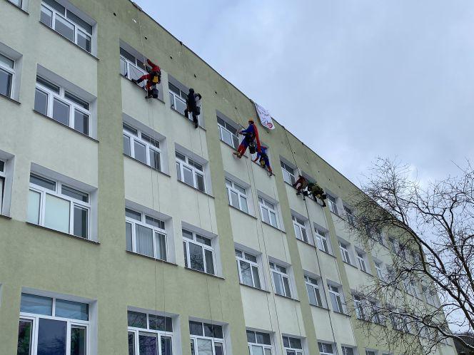 Finał WOŚP 2021 Gdańsku. Alpiniści umyli okna w szpitalach 31.01.2021