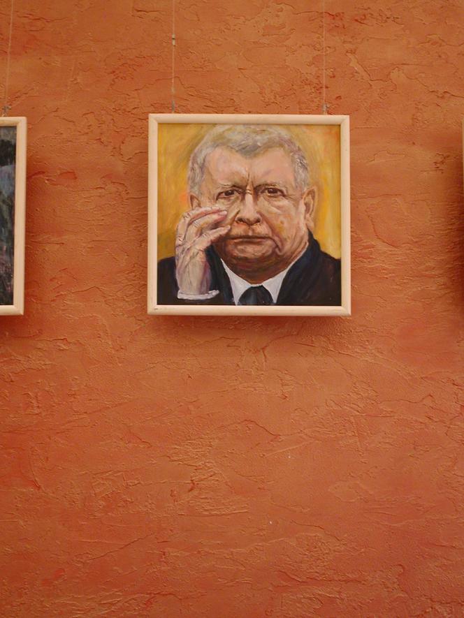 6. Portrety prezesa PiS na wystawie "35 twarzy Jarosława Kaczyńskiego"