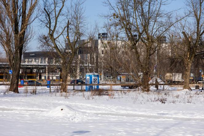 Wystawiona na sprzedaż miejska działka przy metrze Młociny