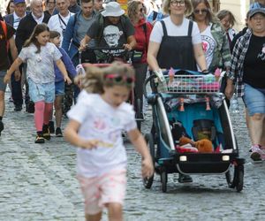Uczestnicy 45. Warszawskiej Akademickiej Pieszej Pielgrzymki Metropolitalnej na Jasną Górę